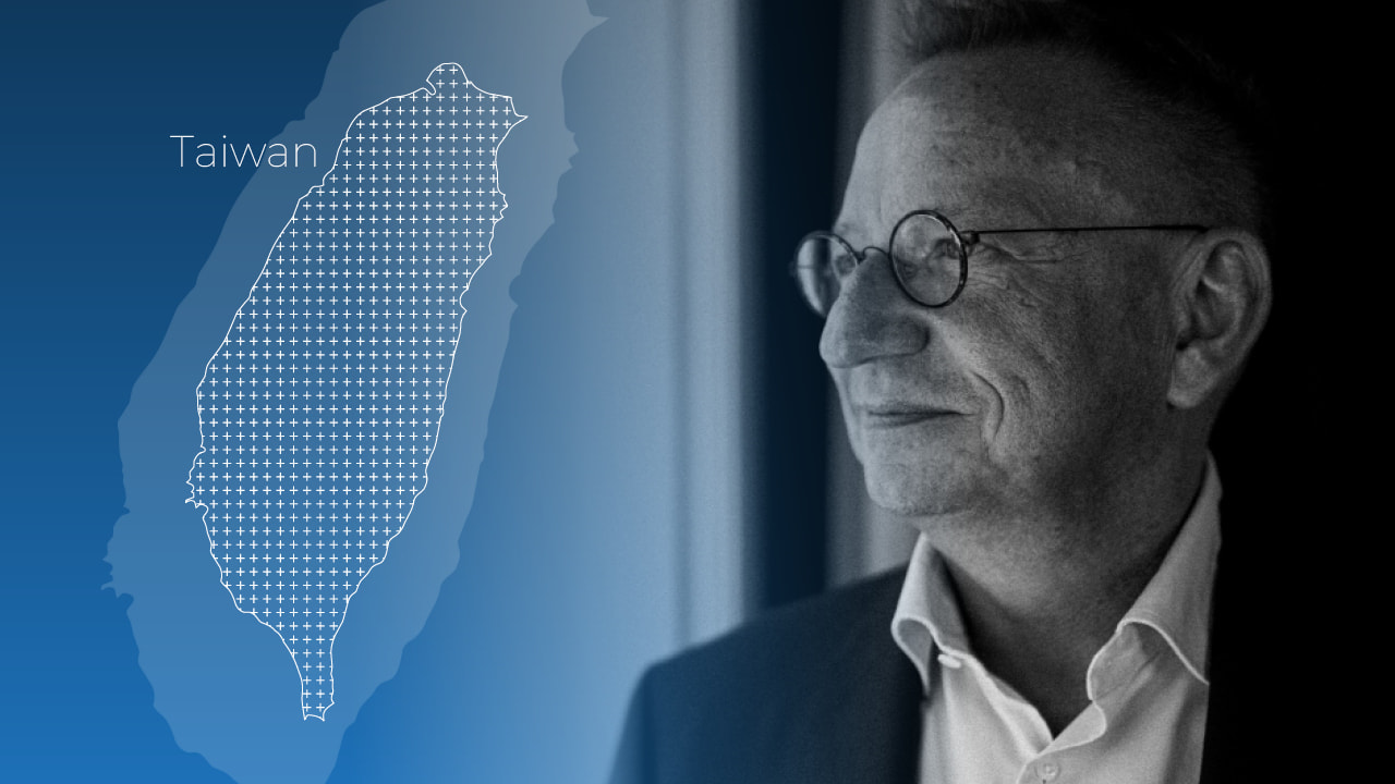 Andreas Kroll neben einer stilisierten Karte Taiwans.