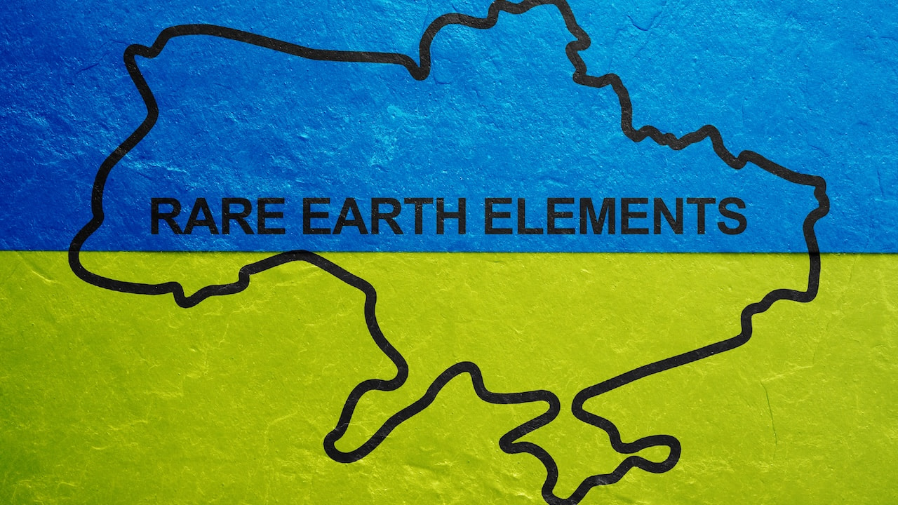 Ukraine-Flagge mit dem englischen Wort für Seltene Erden Rare earth elements darauf geschrieben