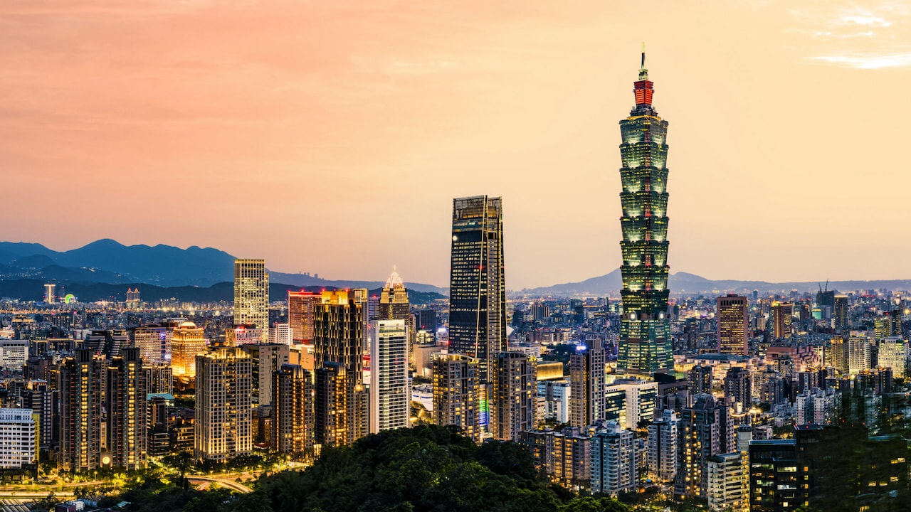 Blick von oben, atemberaubende Sicht auf die Taipei City Skyline beleuchtet bei einem schönen Sonnenuntergang. Panoramablick vom Berg Elephant, Taipei, Taiwan.