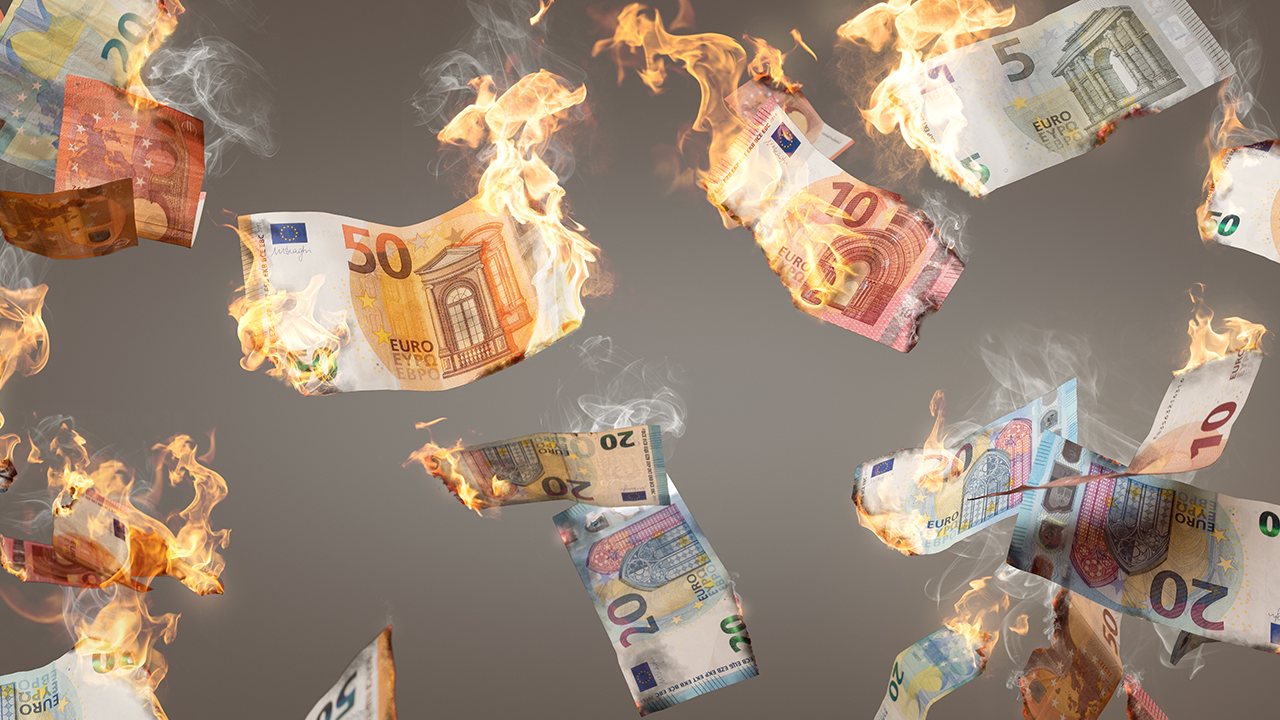 Brennende Banknoten, Euro-Geldscheine, die durch die Luft wirbeln.