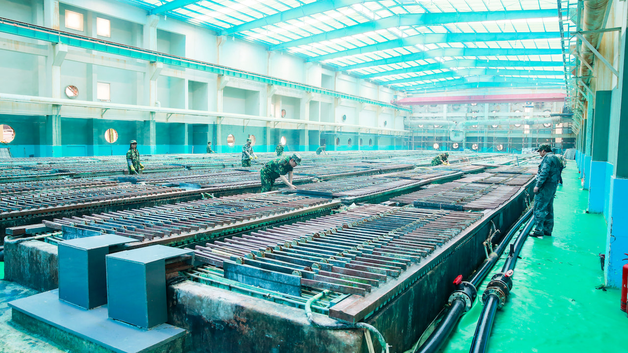 Xinyu, China – Seltene Erden Produktionshalle in einer Fabrik in der Jiangxi Provinz, China.