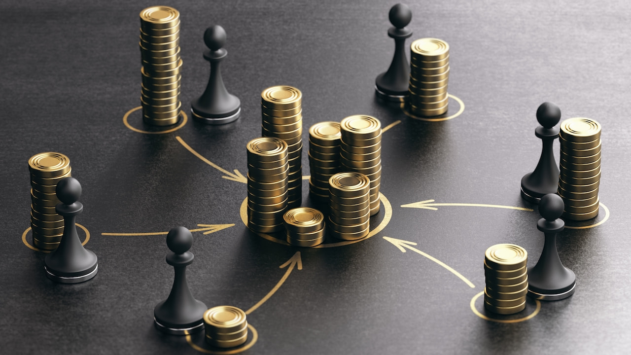 Konzept der Finanzierung, 3D-Illustration mit goldenen Münzen und Schachfiguren auf dunklem Hintergrund.