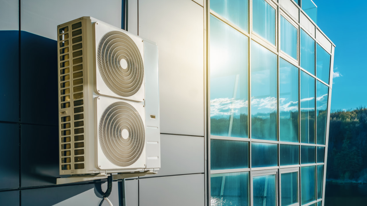 Wandmontage einer Klimaanlage für energieeffiziente moderne Gebäude mit dem Rohstoff Scandiumoxid
