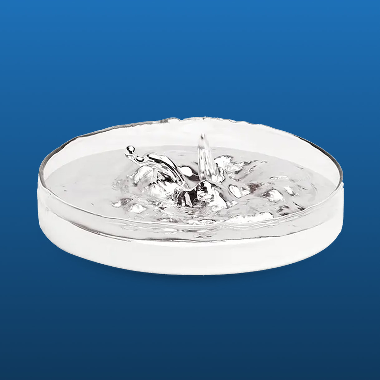 Technologiemetall Gallium auf blauen Hintergrund