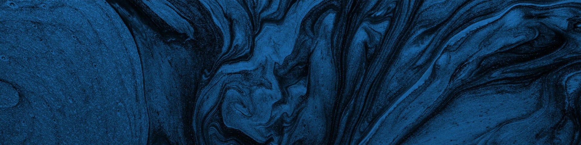 Flüssige Metallstrucktur monochrom in blau.