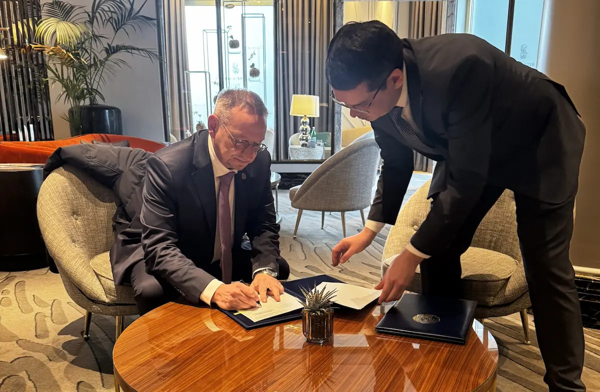 Andreas-Kroll-beim-Unterzeichen-scaled