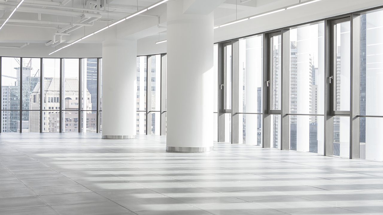 moderne Architektur in gutem Zustand, leere Bürofläche mit großen hellen Fenstern