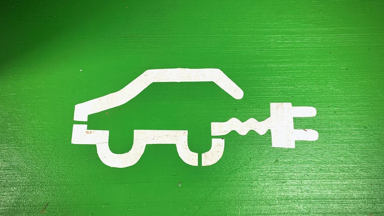 Zeichnung Umriss E-Auto mit Stecker