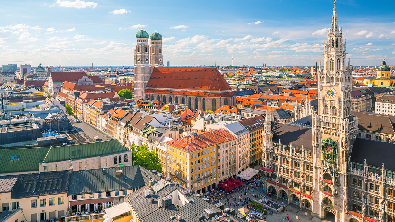 Münchner Skyline mit Marienplatz-Rathaus in Deutschland