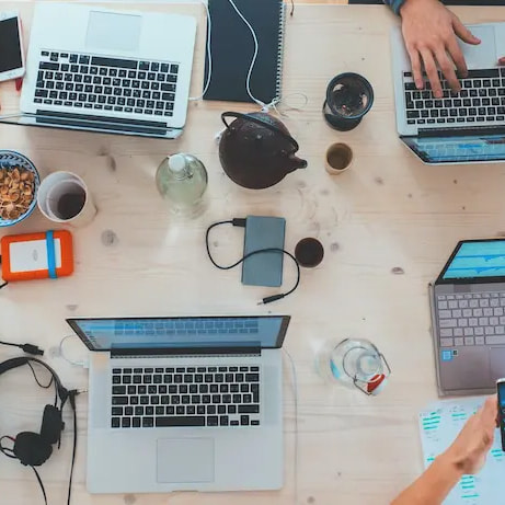 Workspace mit 4 Laptops.