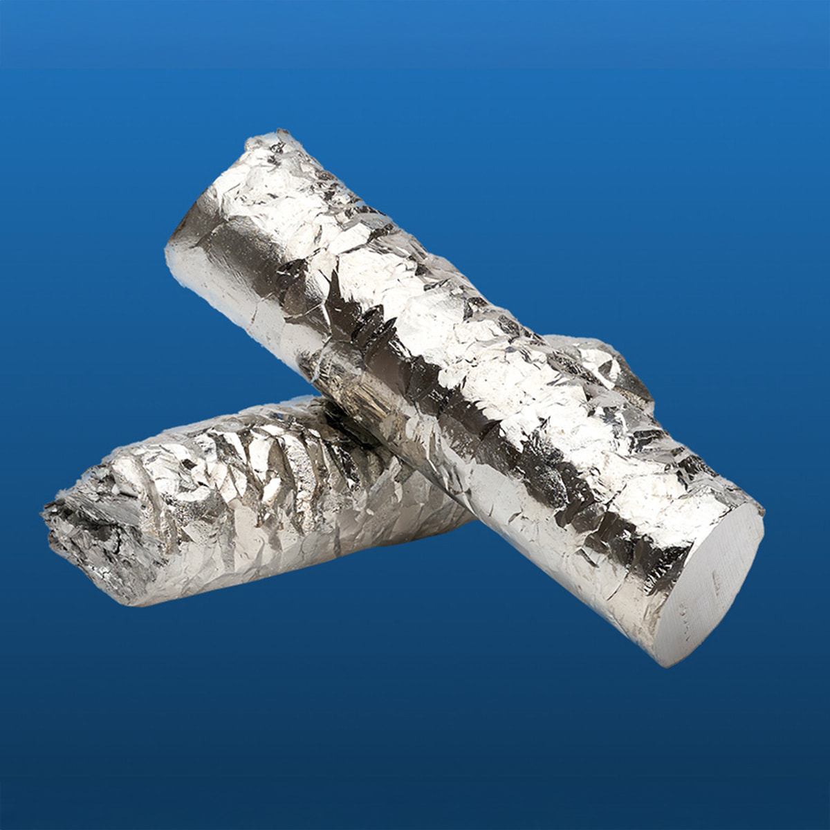 Technologiemetall Hafnium auf blauen Hintergrund