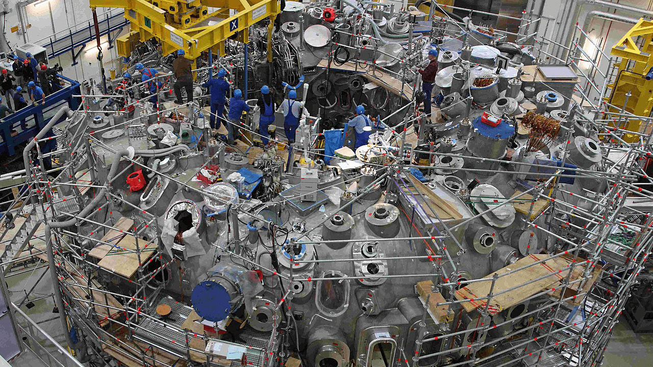 Blick auf die Torushalle im Wendelstein7-X 2011. Die in Greifswald stehende Anlage Wendelstein 7-x ist der weltweit größte Fusionsreaktor vom Typ Stellarator.