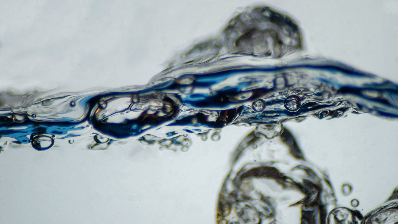 Wasser in Bewegung mit Luftblasen und Strudel