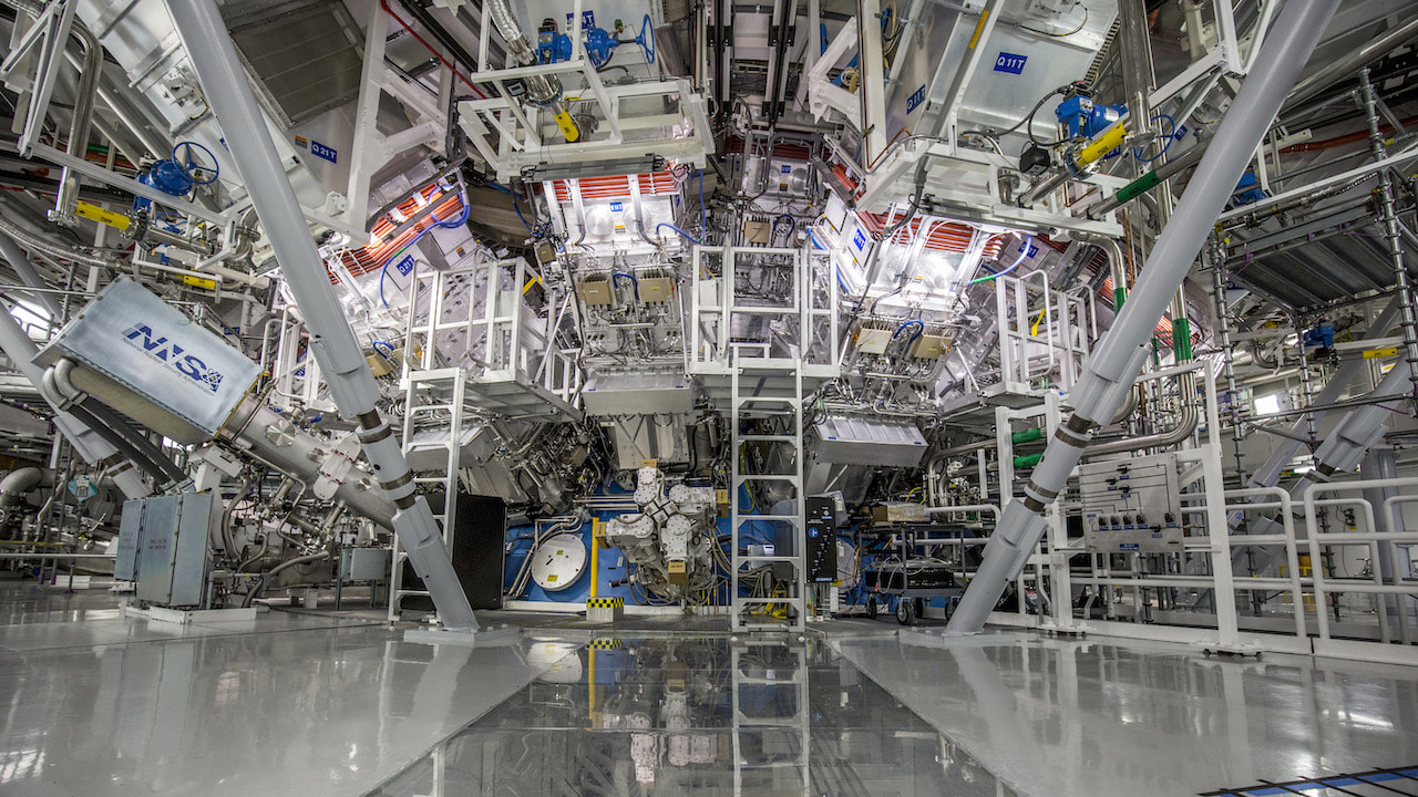 Die Zielkammer der National Ignition Facility des LLNL