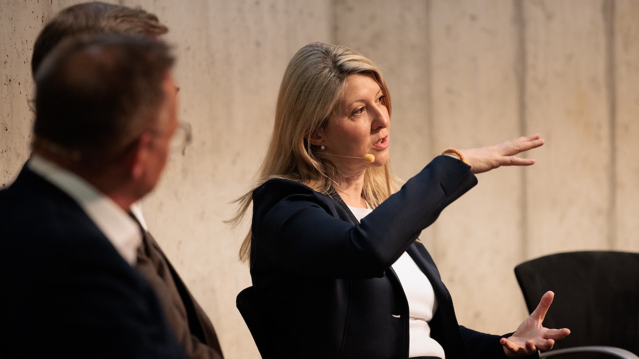 Podiumsdiskussion mit (vl) den Autoren Andreas Kroll und Andreas Pietsch sowie Minenexpertin Flavia Sennhauser und Alina Pieper, CEO von IEM Experten