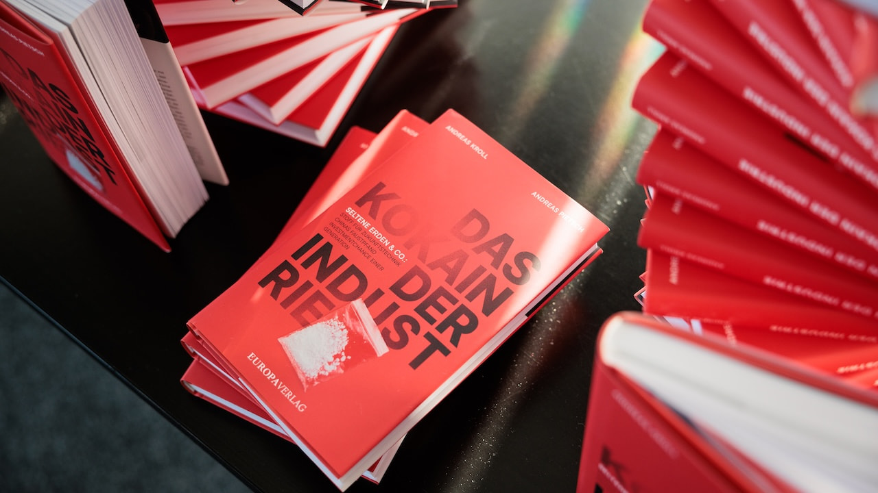 Buchstapel auf der Buchvorstellung