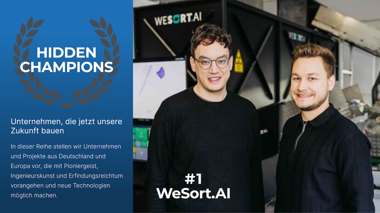 Die beiden Gründer des Startups WeSort.Ai stehen vor einer Abfallsortiermaschine.