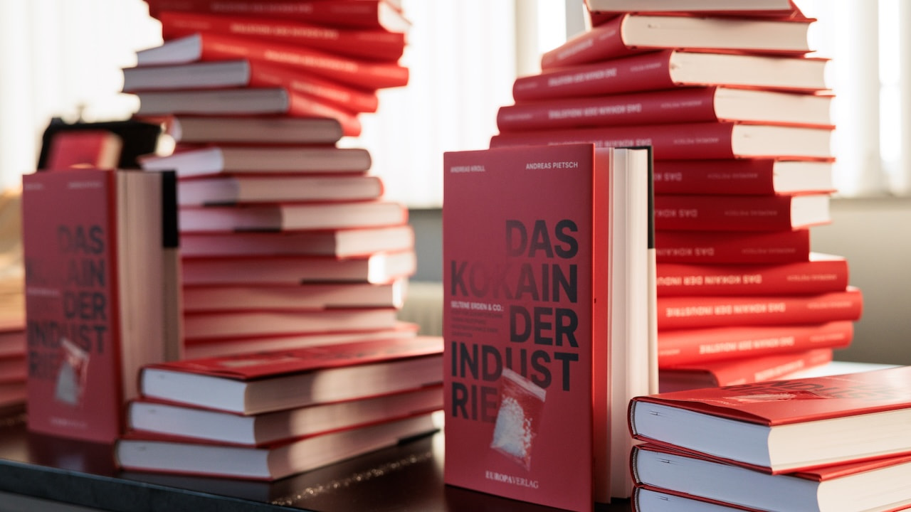 Buchstapel auf der Buchvorstellung