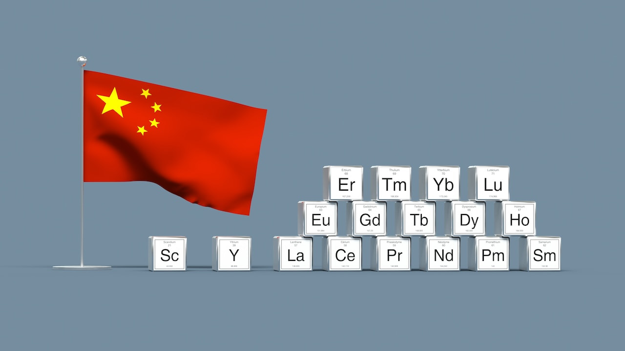 3D-Rendering von Seltenerdmetallen aus China mit Nationalflagge der VR China und Bausteinen der Elemente