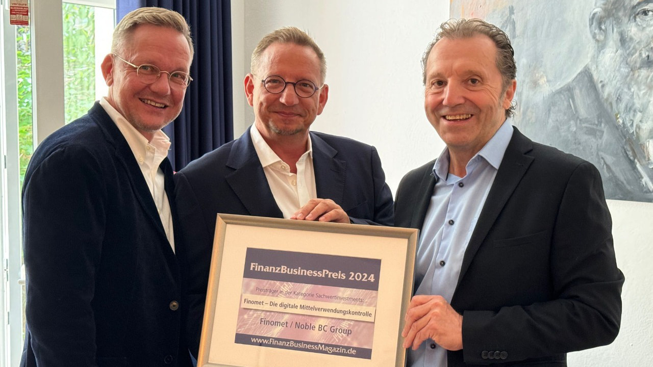 FinanzBusinessPreis 2024 Übergabe. von links: Andreas Pietsch, Andreas Kroll, Andreas Wanschka