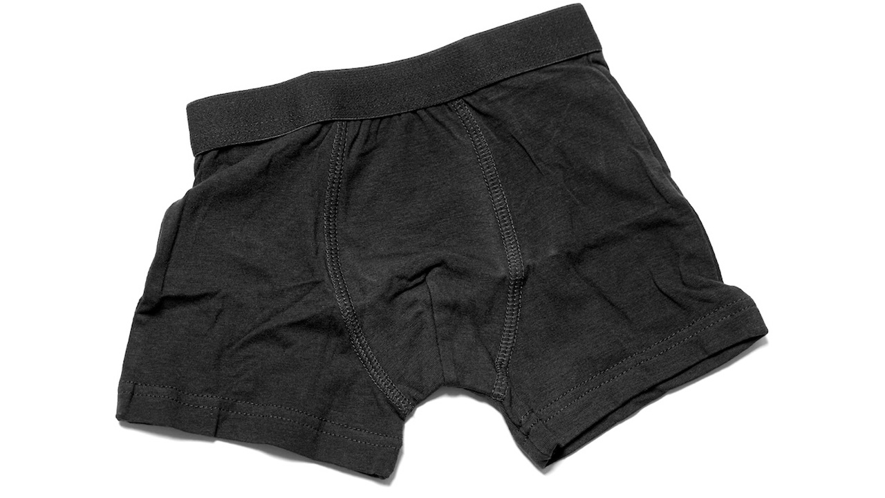 Schwarze Boxershorts-Herrenunterhose einzeln auf weißem Hintergrund