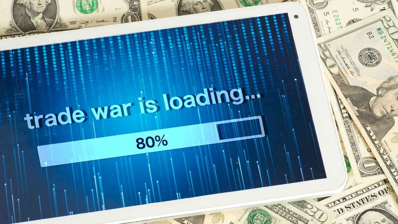 Dollar-Geldscheine, Tablet, Handelskrieg, USA