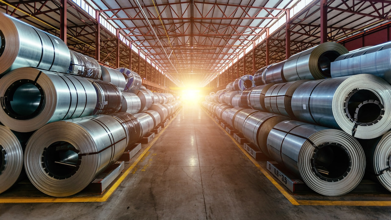 Rollen aus verzinktem Stahlblech innerhalb der Fabrik oder des Lagers.