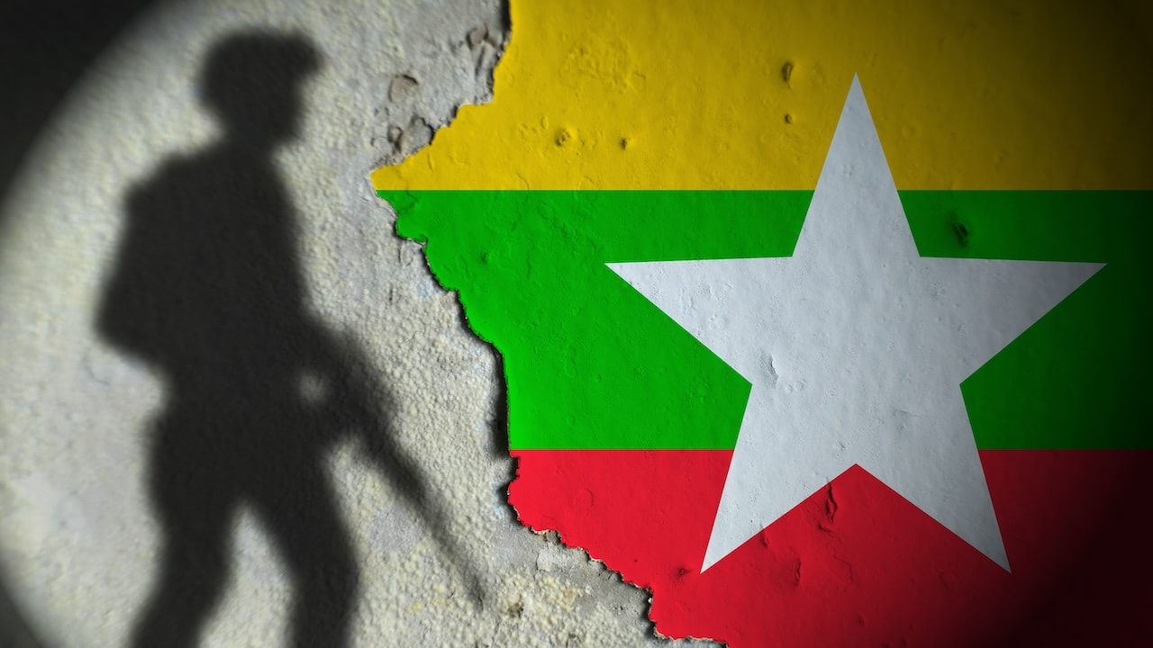 Junta Militer Myanmar. Flagge und Soldatenschatten