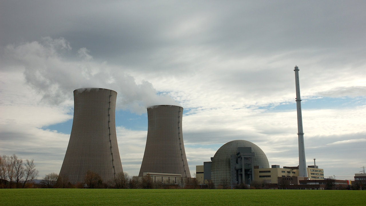 Atomkraftwerk mit Kühltürmen vor einem bewölkten Himmel