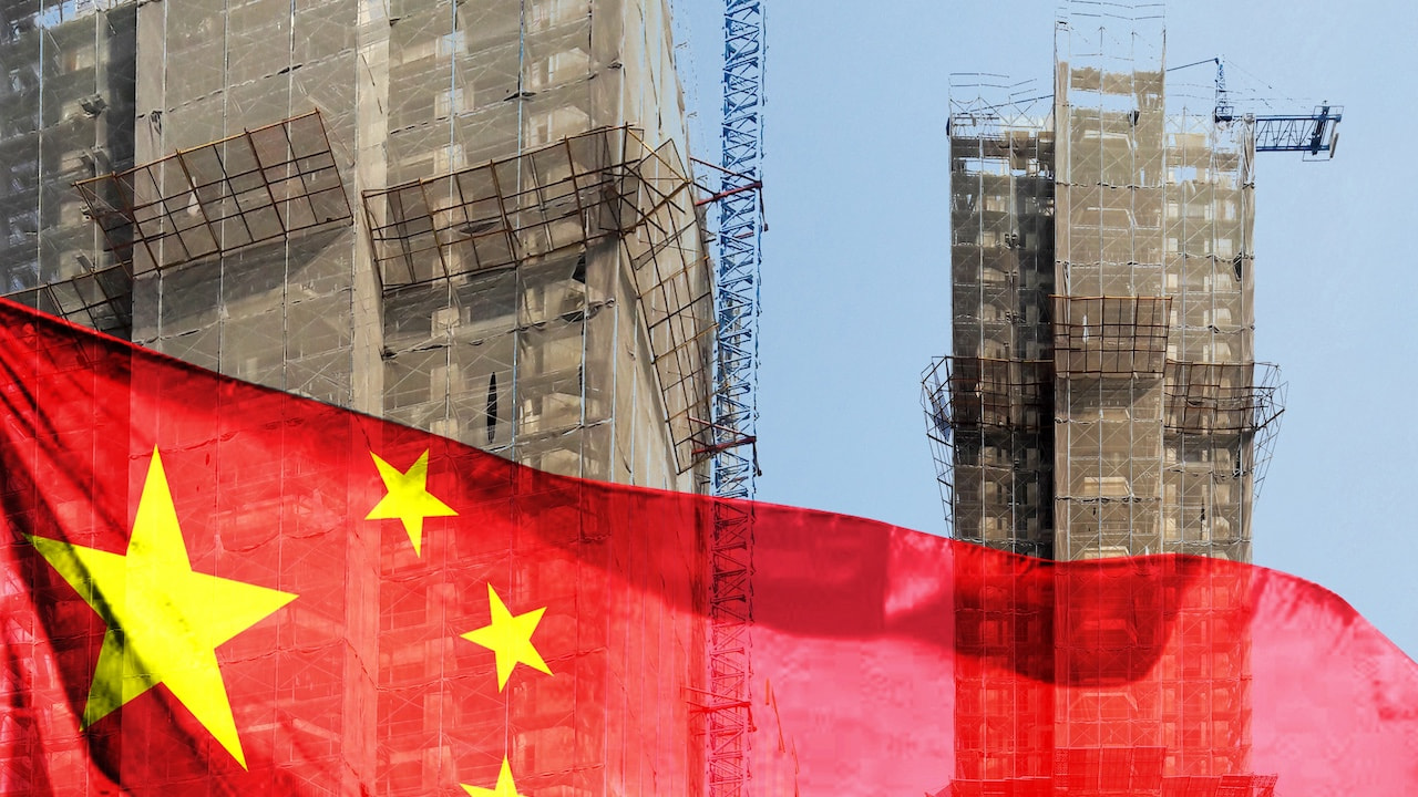 Doppelte Exposition kreatives Hologramm von unvollendeten Supertallgebäude und chinesische Flagge. Immobilienkollaps und Finanzturbulenzen