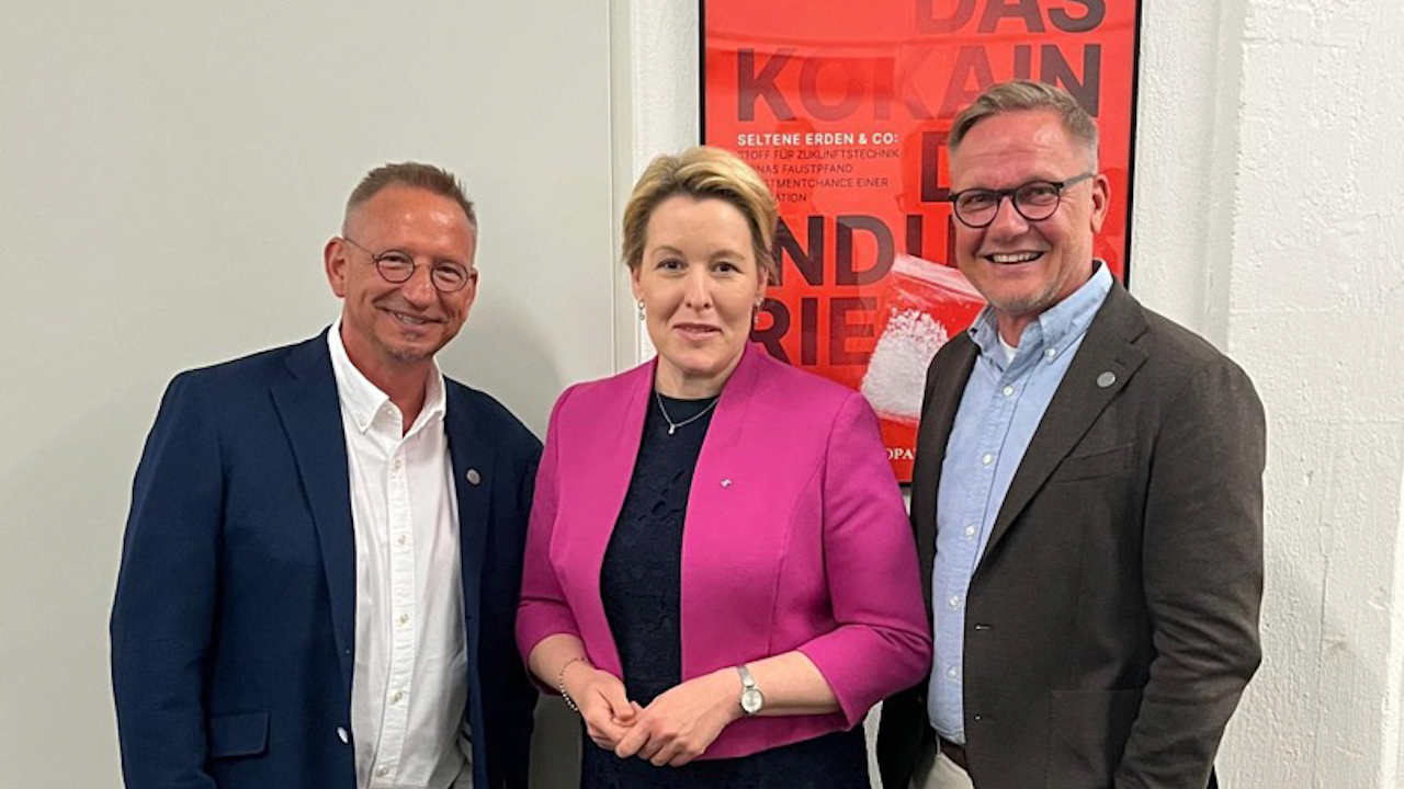 Andreas Kroll, Franziska Giffey und Andreas Pietsch im Zollfreilager Berlin