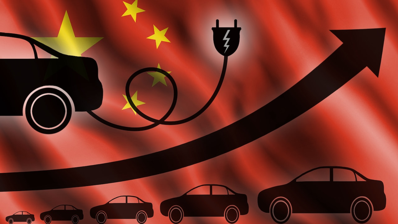 Dunkle Silhouetten von E-Autos vor der roten chinesischen Flagge mit einem Pfeil nach rechts oben
