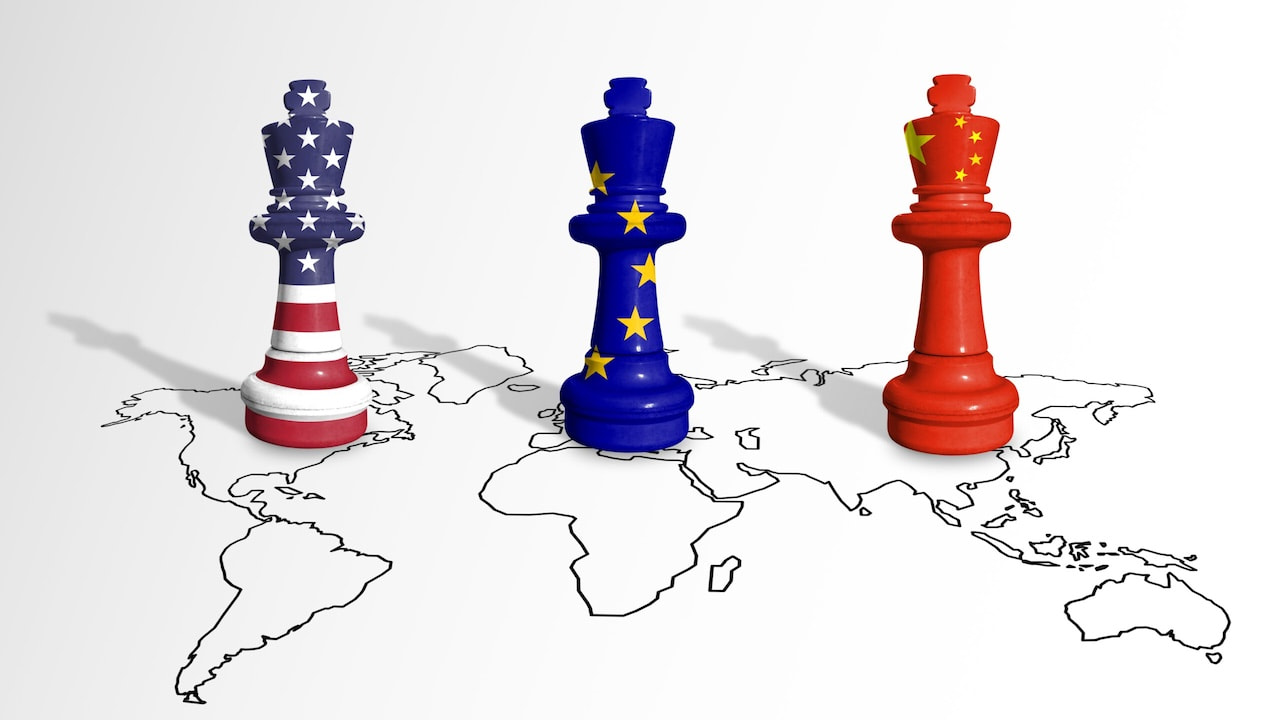 Drei Schachfiguren auf der Weltkarte