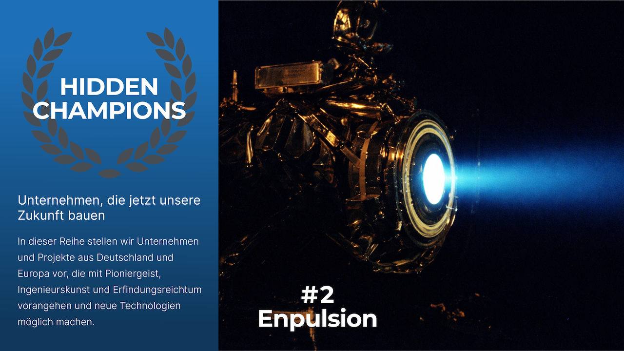 Nahaufnahme eines Satellitenantriebs im All, der einen blauen Ionenstrahl ausstößt und präzise Schubkraft erzeugt. Links im Bild: Beschreibung der Hidden-Champion-Kategorie.