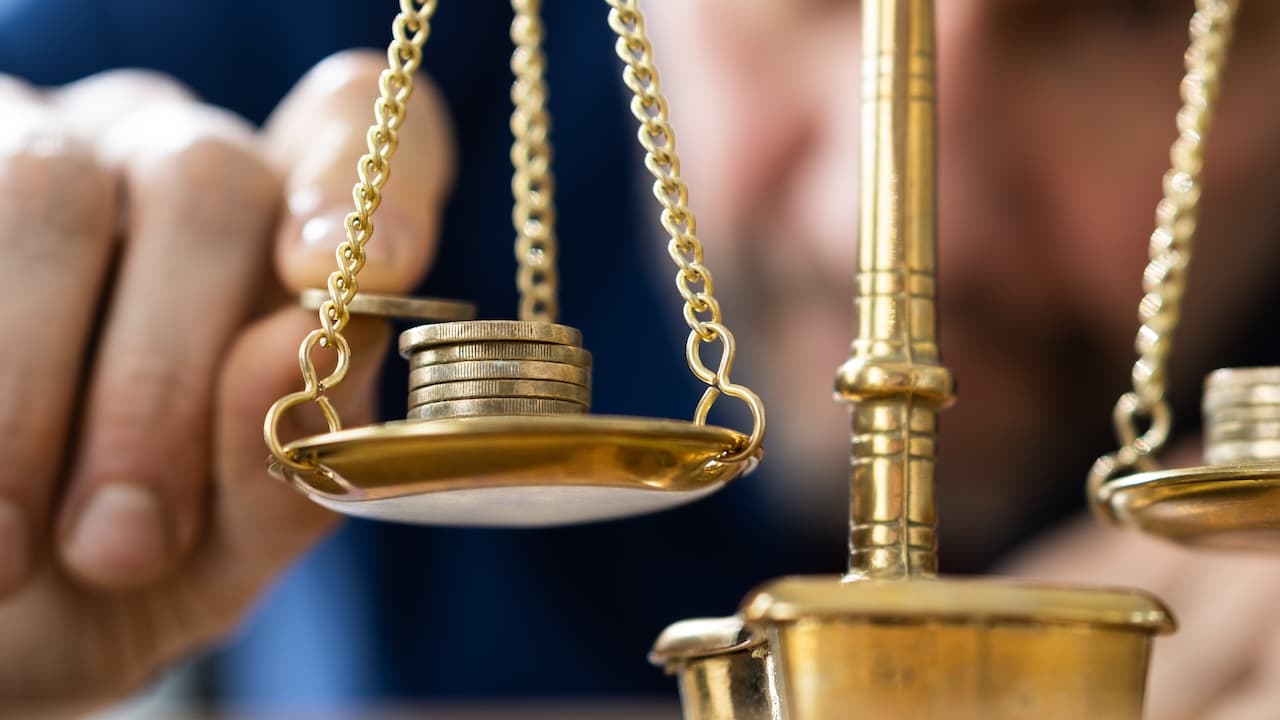 Anwalt, der Wirtschaft, Gold und Geld vergleicht