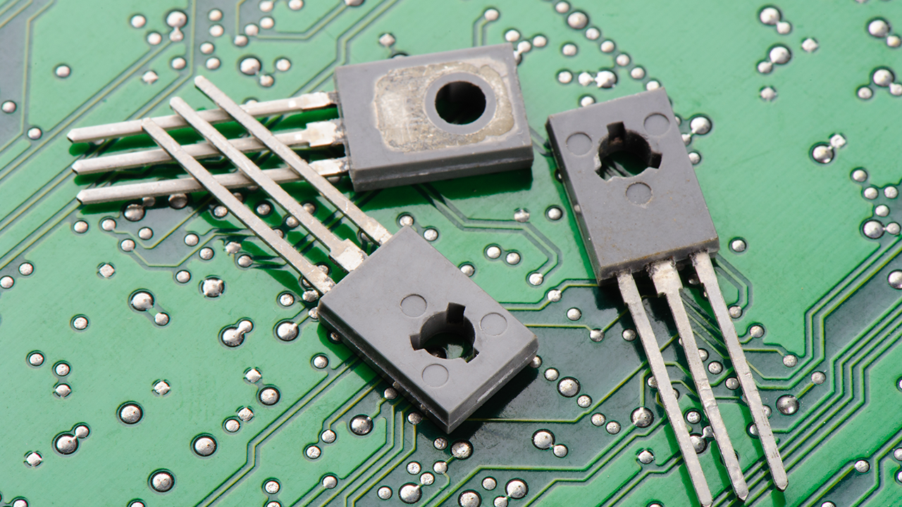 Detaillierte Nahaufnahme von Transistoren auf Schalttafeln
