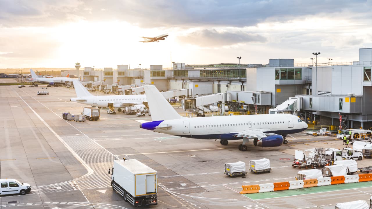 Am Flughafen geparkte Flugzeuge