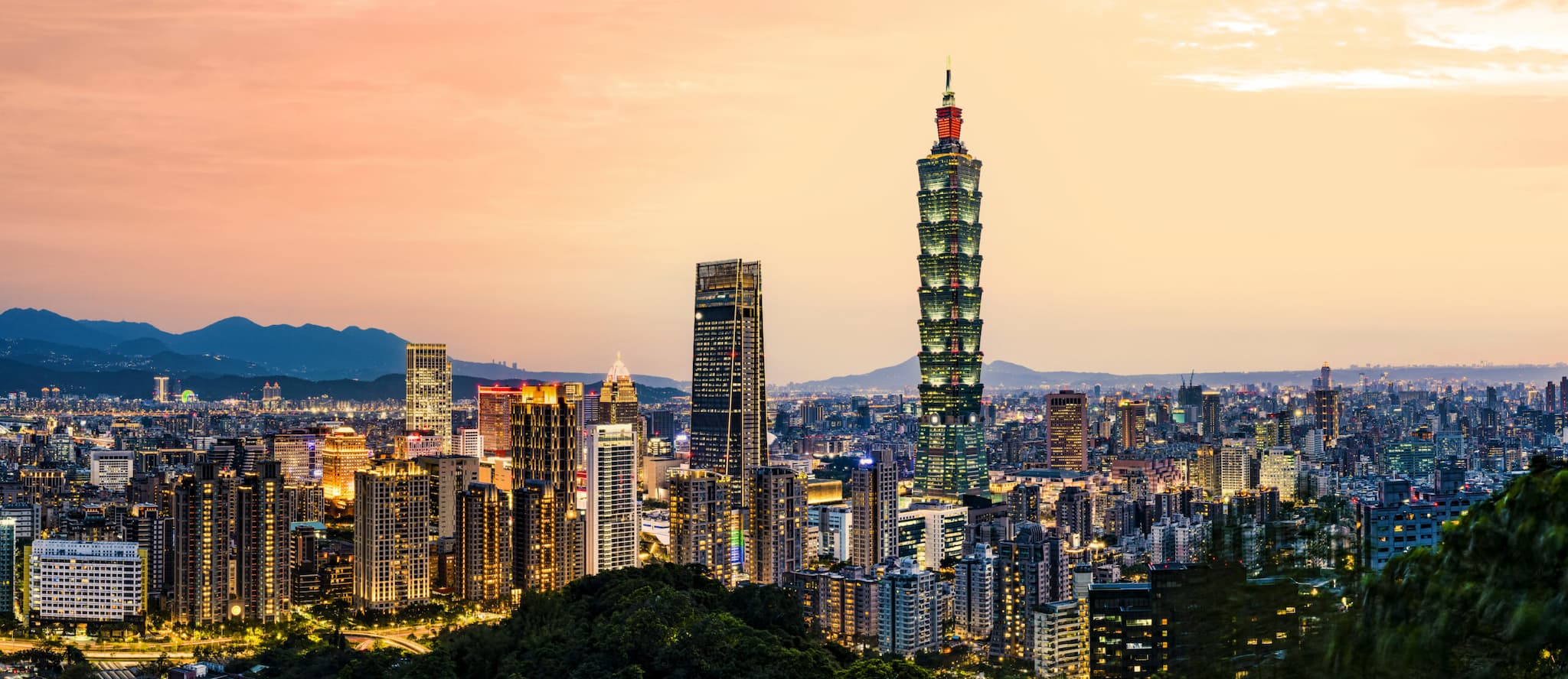 Blick von oben, atemberaubende Sicht auf die Taipei City Skyline beleuchtet bei einem schönen Sonnenuntergang. Panoramablick vom Berg Elephant, Taipei, Taiwan.