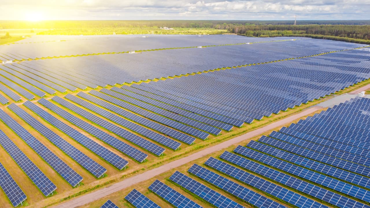 Solarkraftwerk auf dem Feld. Luftbild von Solarpaneelen. Sonnenhof. Die Quelle für ökologisch erneuerbare Energien.