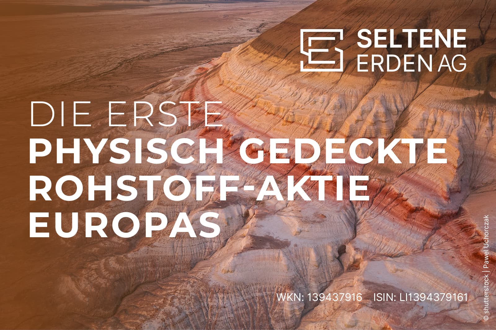 Seltene Erden AG bewirbt eine physisch gedeckte Rohstoff-Aktie vor einer Landschaft mit farbigen Gesteinsschichten