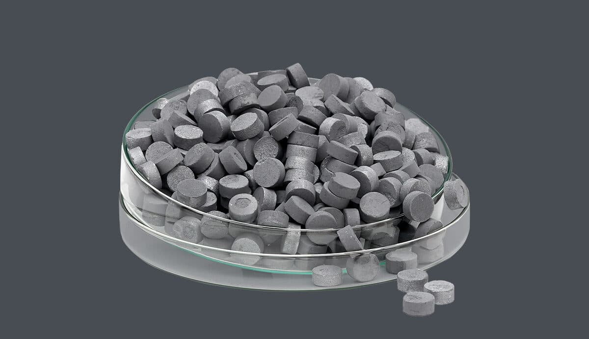 Rhenium-Pellets auf dunklem Hintergrund
