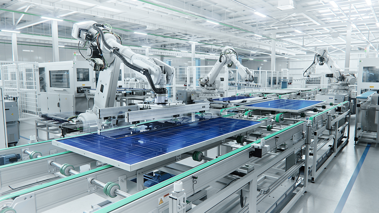 Große Aufnahme der Solarpaneelproduktion mit Roboterwaffen in der modernen Leuchtenfabrik. Sonnenkollektoren werden auf dem Conveyor zusammengebaut.
