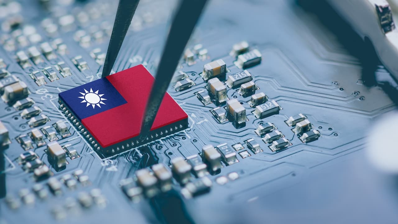 Flagge der Republik China oder Taiwan auf einem Prozessor, CPU Central processing Unit oder GPU Mikrochip auf einem Motherboard. Die taiwanesische Chip-Industrie tritt in den USA - China Showdown auf.