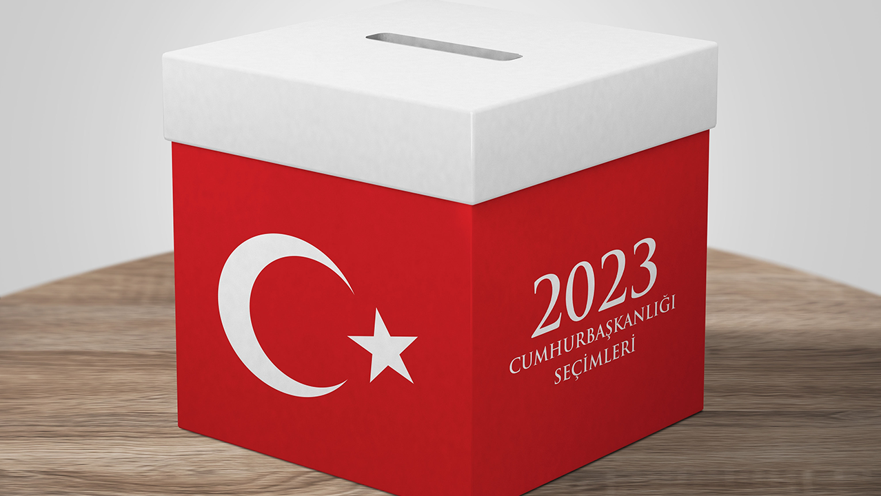 Allgemeine und Präsidentschaftswahlen in der Türkei 2023. (Türkische Übersetzung auf dem Bild: Präsidentschaftswahlen 2023) Wahlurnen, Kennzeichen der türkischen Flagge und Symbol des Präsidenten.