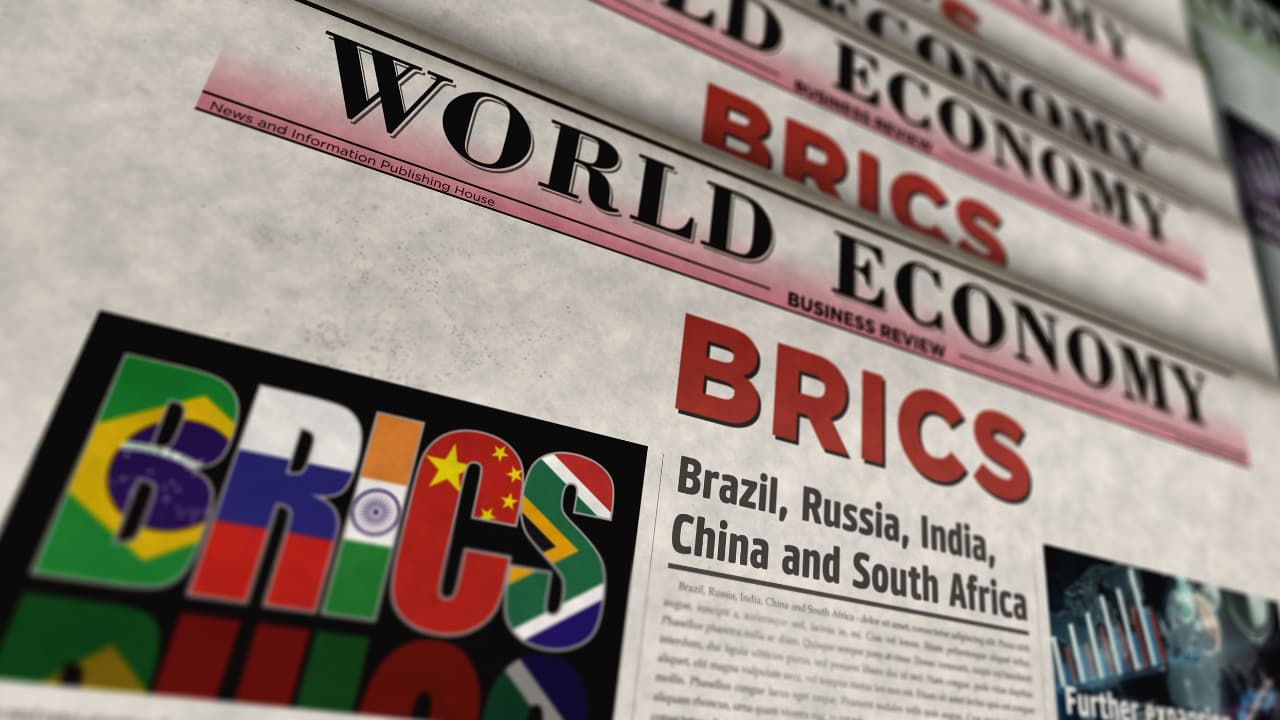 "World Economy" Wirtschaftszeitung mit BRICS–Akronym als Titel in Farben der jeweiligen Länder.