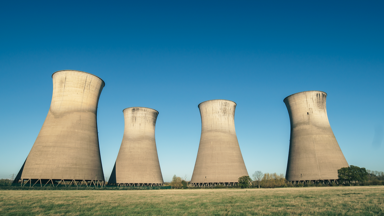 Kühlturm eines Kernkraftwerks. Stillgelegtes Kraftwerk.