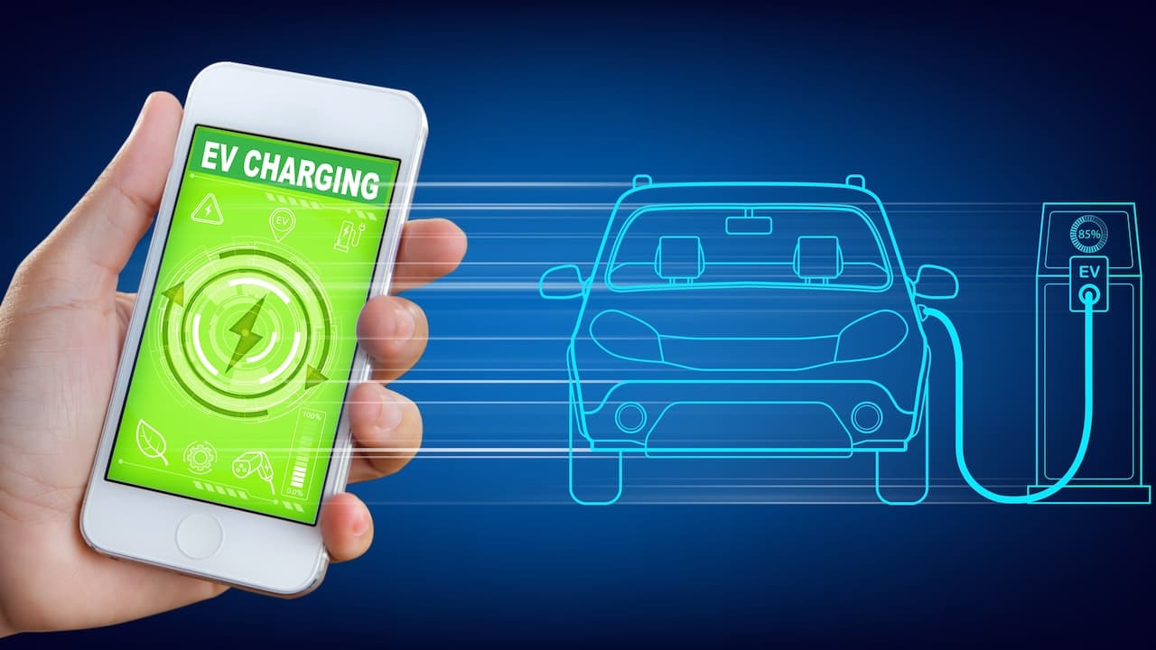 E-Mobilität, elektrische Ladestation für Autos, Ladung von Elektrofahrzeugen mit mobilen Apps