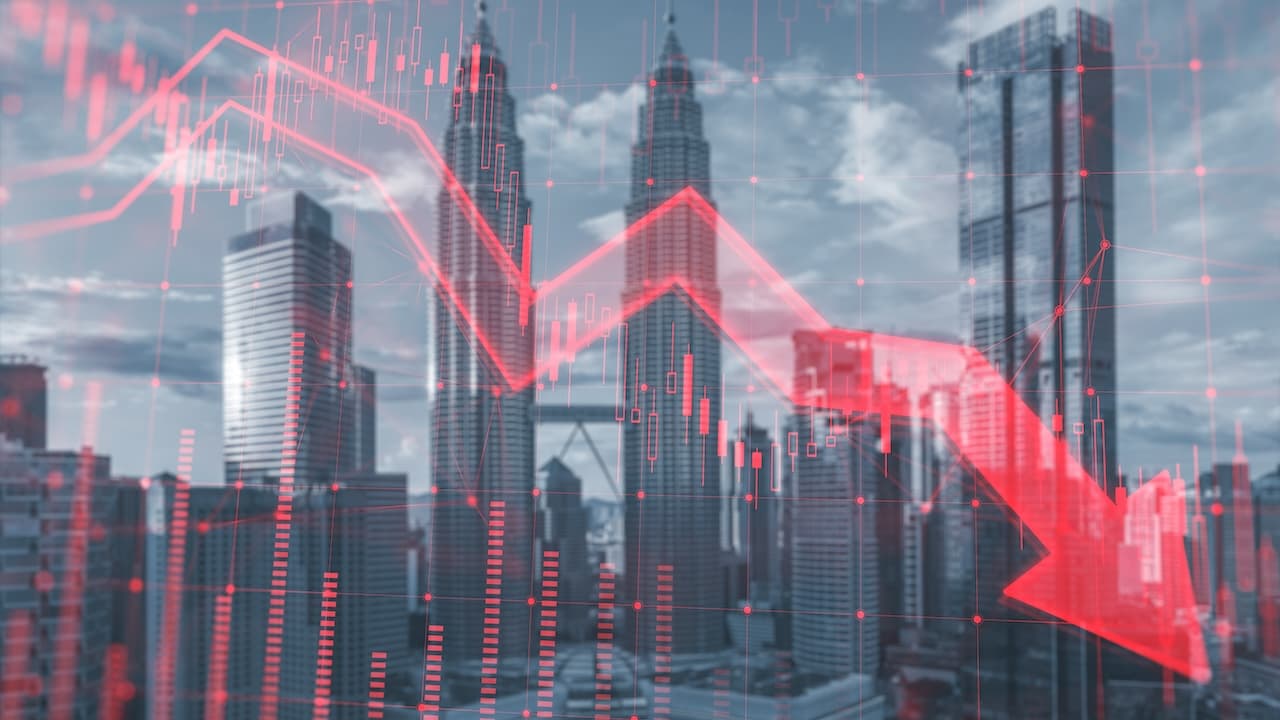 Immobilienmarkt- und Gewerbeimmobilienkrise-Konzept mit rotem fallendem Diagramm mit unscharfem und städtischem Hintergrund, Doppelexposition