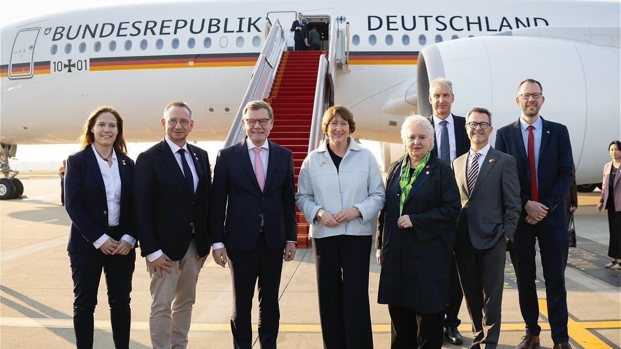 Auf dem Foto, von links nach rechts: • Cathrina Claas-Mühlhäuser, stellvertretende Vorsitzende im Asien-Pazifik-Ausschuss der Deutschen Wirtschaft (APA) • Andreas Kroll, Geschäftsführer von Noble Elements • Johann Wadephul, Bundesminister des Auswärtigen • Hildegard Müller, Präsidentin des Verbandes der Automobilindustrie (VDA) • Dr. Sabine Stricker-Kellerer, Vorsitzende des Deutsch-Chinesischen Dialogforums • Oliver Rentschler, Ministerialdirektor, Leiter der Abteilung Geoökonomie • Helmut Schmid, Vorstandsvorsitzender des Deutschen Robotikverbands • Marcel Viëtor, Stellvertretender Leiter des Referats für Außenwirtschaftsförderung